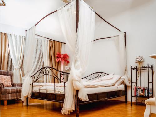 1 dormitorio con cama con dosel y cortinas en Wohnen im Herzen von Wien at the Waterfront en Viena