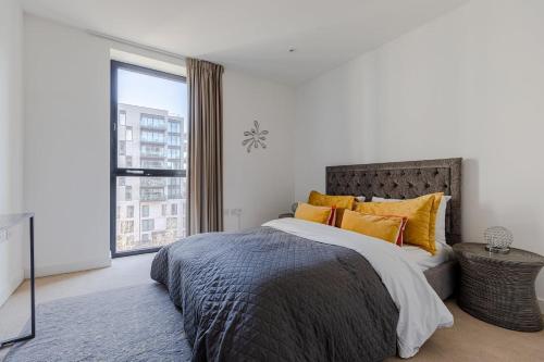 SUPERB LARGE DeLUXE HOME AT WESTFIELD SHOPPING CENTER
