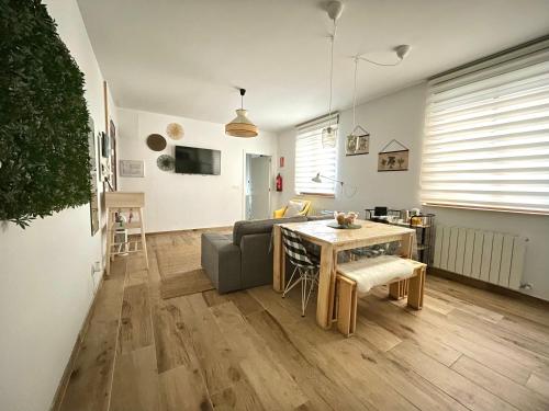Kuchyň nebo kuchyňský kout v ubytování Trauko Flat Parking 12 euros x day EBI01313