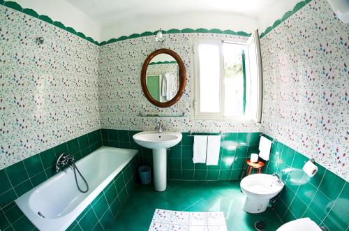 Hotel Villa Maria في نابولي: حمام مع حوض ومغسلة ومرآة