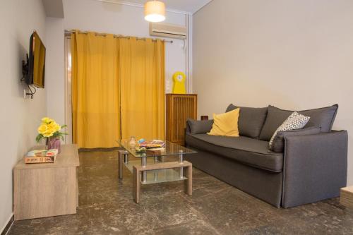 O zonă de relaxare la Athens' Classiest Neighborhood Renovated Apartment