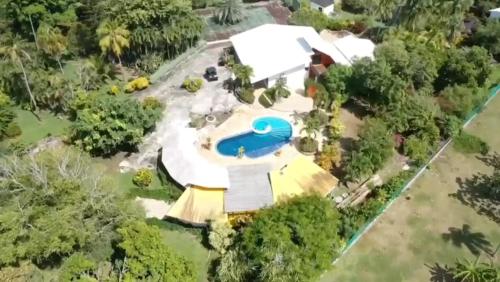 an aerial view of a house with a swimming pool at Casa de Campo Junto al Mar en San Andrés in El Cove