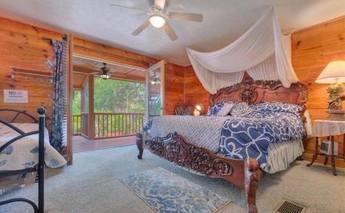 1 dormitorio con 1 cama y ventilador de techo en Cabin On The Lake, en Lake Helen