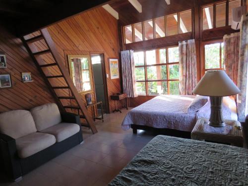 El Cove的住宿－Finca de Lujo Villa Clarita en San Andrés，一间卧室配有一张床和一个沙发