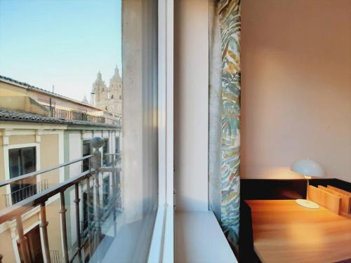 - Balcón con vistas a un edificio en Apartamentos Celestina by gaiarooms, en Salamanca