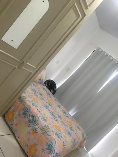 a bed in a room with a ceiling at Casa de aluguel Gregório in Imbituba