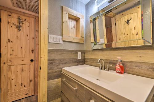 La salle de bains est pourvue d'un lavabo et d'un miroir. dans l'établissement Vibrant Home about 7 Mi to Fort Worth Stockyards!, à Fort Worth