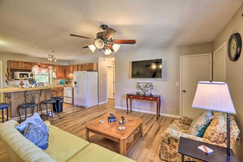Η κουζίνα ή μικρή κουζίνα στο Pet-Friendly Home with Grill and Farm in Meadowview!