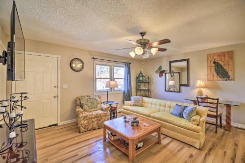 Χώρος καθιστικού στο Pet-Friendly Home with Grill and Farm in Meadowview!