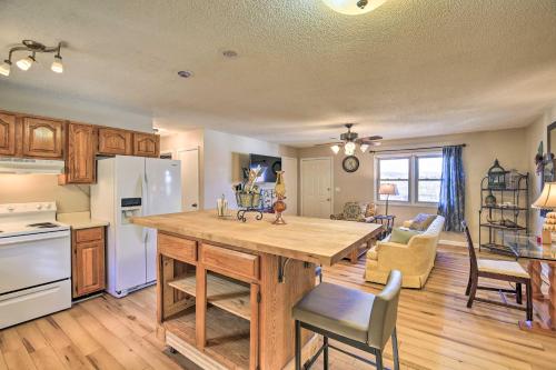 Η κουζίνα ή μικρή κουζίνα στο Pet-Friendly Home with Grill and Farm in Meadowview!