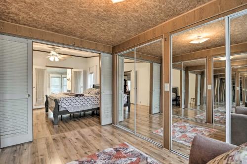 Ένα ή περισσότερα κρεβάτια σε δωμάτιο στο Family Apartment with Fireplace and Front Porch!
