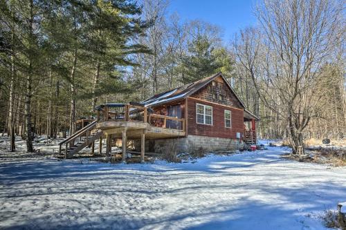 Catskills Cabin Near Ashokan Reservoir semasa musim sejuk