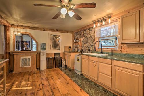 Dapur atau dapur kecil di Catskills Cabin Near Ashokan Reservoir