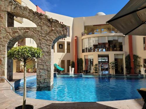 a swimming pool in the middle of a building at Hotel Quinta las Alondras in Guanajuato