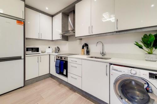 New, Contemporary, 2 Double Bedroom Apartment in Slough