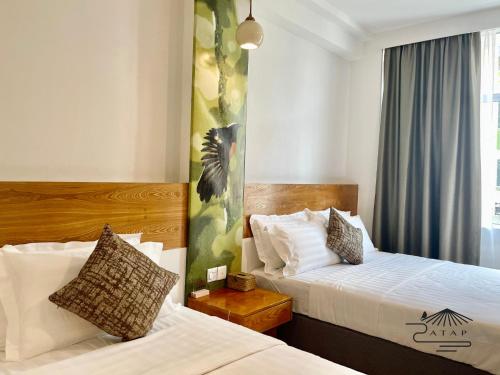 Säng eller sängar i ett rum på ATAP Hotel