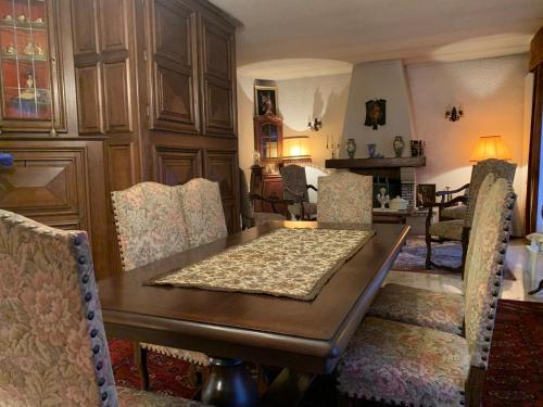 ein Esszimmer mit einem Holztisch und Stühlen in der Unterkunft Gîte de l’Allaine in Morvillars