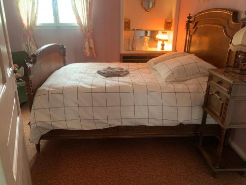 sypialnia z łóżkiem z białą kołdrą w obiekcie Gîte de l’Allaine w mieście Morvillars