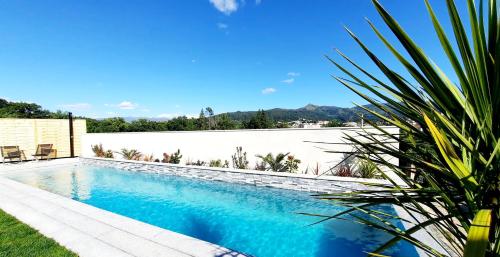een zwembad in de achtertuin van een huis bij Lodges Minho in Ponte da Barca