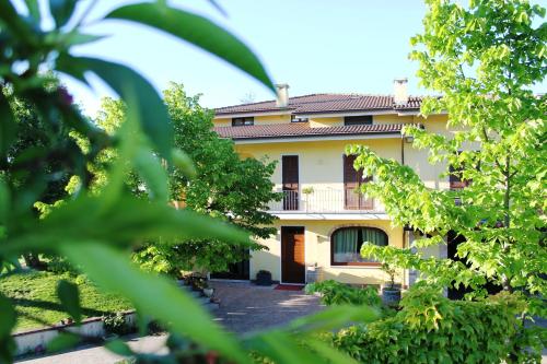 a building seen through the leaves of trees at Agriturismo Foravia in Guarene