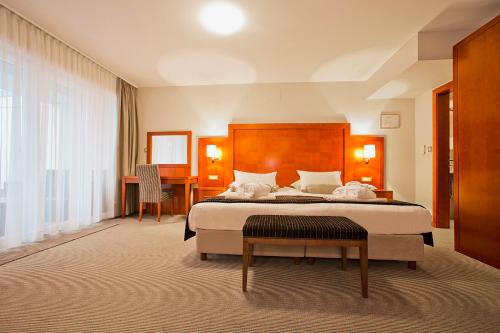 A bed or beds in a room at Spa & Wellness Hotel Pinia