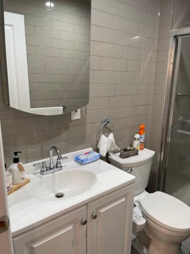 A bathroom at Lovely and comfort 10 min LGA,20 min Manhattan
