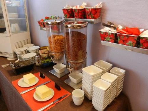 a kitchen counter with a blender and some food at L'HÔTEL de CHARTRES in Chartres