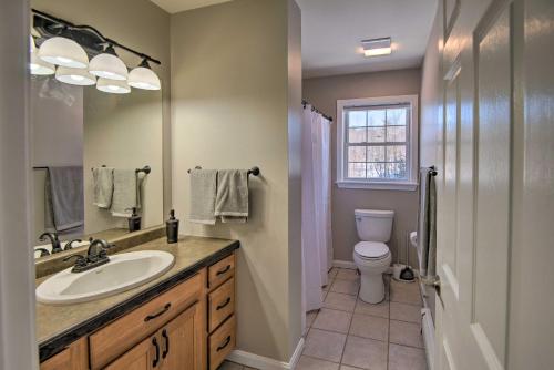 Un baño de Welcoming New Hampshire Home on about 3 Acres!