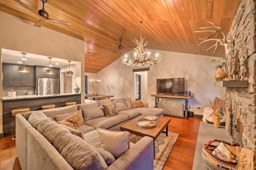 Χώρος καθιστικού στο Riverfront Lincoln Condo 1 Mi to Loon Mountain!