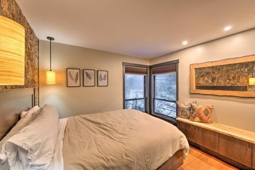 Ένα ή περισσότερα κρεβάτια σε δωμάτιο στο Riverfront Lincoln Condo 1 Mi to Loon Mountain!