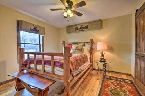 Ένα ή περισσότερα κρεβάτια σε δωμάτιο στο Fort Worth Apt Less Than 5 Mi to Downtown!