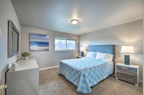 Un dormitorio con una cama azul y una ventana en Apartment with Gas Fireplace about half Mi to Beach!, en Anacortes