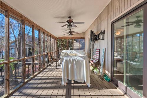 Afbeelding uit fotogalerij van Pet-Friendly Lake Sinclair Home with Boat Dock! in Eatonton