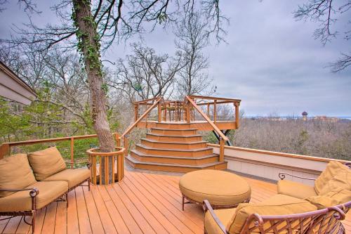 Foto dalla galleria di Wooded Retreat with Fire Pit, half Mi to Marina! a Pottsboro