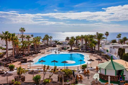 - une vue aérienne sur un complexe avec une piscine et l'océan dans l'établissement N E W 2021 My-Lanza the Luxury ONE, à Costa Teguise