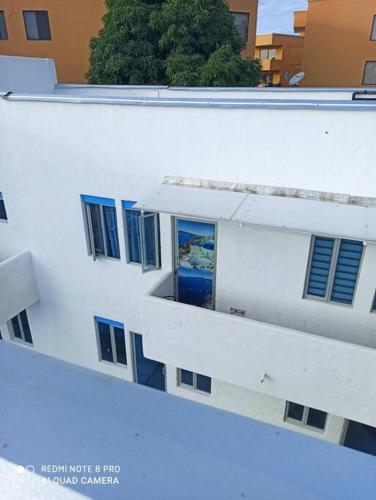 an aerial view of a white building with blue windows at Sol y playa en Santorini Blue, lindo y cómodo dep in Tonsupa