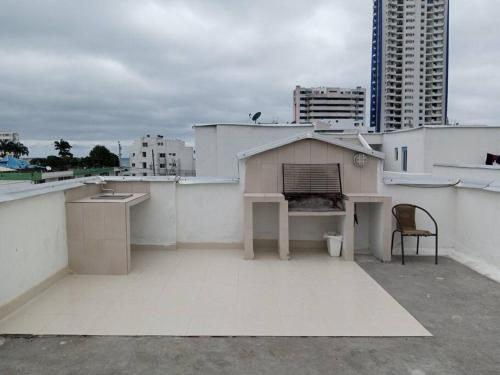 a balcony with a sink and a bench on a building at Sol y playa en Santorini Blue, lindo y cómodo dep in Tonsupa