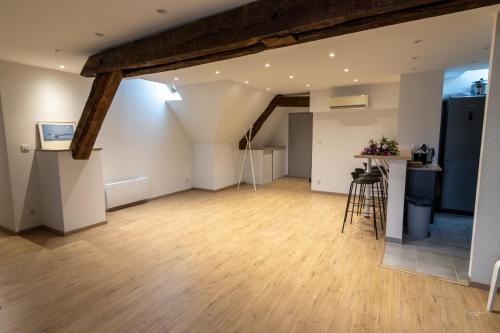 um quarto amplo com piso e vigas de madeira em Magnifique appartement rénové dans résidence em Saumur