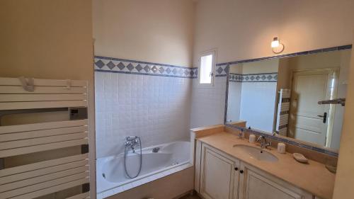 Et badeværelse på Villa au golf de St-Endréol