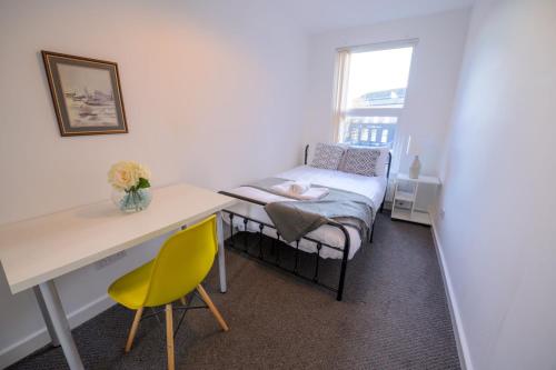 Spacious 5 Bed House, perfect for groups, great location Image