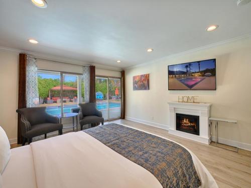 a bedroom with a king sized bed and a fireplace at Little Paradise Hotel in Palm Springs
