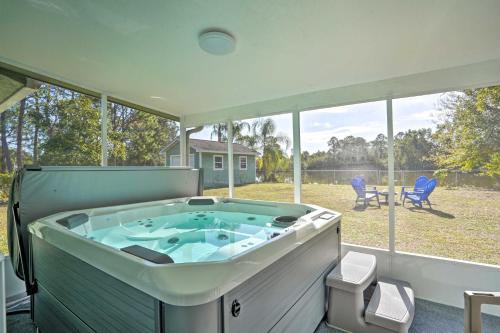 プンタ・ゴーダにあるRelaxing Punta Gorda Getaway with Fire Pit!の窓付きの客室内に大きなジャクジーバスタブが備わります。