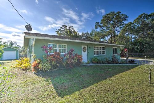 プンタ・ゴーダにあるRelaxing Punta Gorda Getaway with Fire Pit!の庭付きの緑家