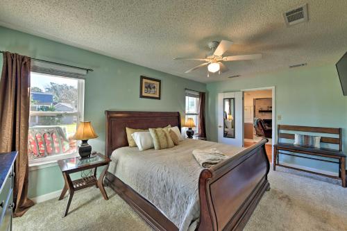 Ένα ή περισσότερα κρεβάτια σε δωμάτιο στο Welcoming Pensacola Home with Spacious Yard!