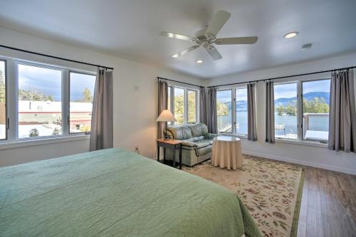une chambre avec un lit, un canapé et des fenêtres dans l'établissement Lake George Getaway with Mountain and Water Views, à Bolton Landing