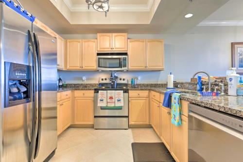 Una cocina o zona de cocina en Sunny First-Floor Condo with Ocean-View Balcony!