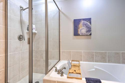 Un baño de Sunny First-Floor Condo with Ocean-View Balcony!