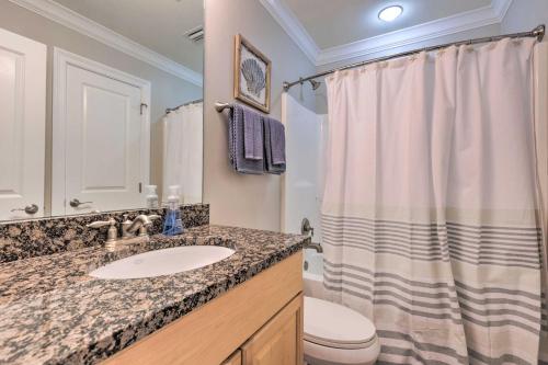 Un baño de Sunny First-Floor Condo with Ocean-View Balcony!