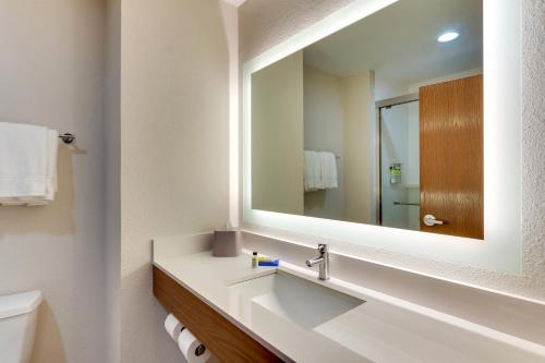 A bathroom at Holiday Inn Express Lake Worth NW Loop 820, an IHG Hotel