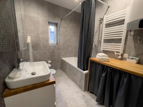 een badkamer met een wastafel, een douche en een bad bij URBAN APARTMENTS Premium No 3 Chorzów Katowice, FREE PRIVATE PARKING in Chorzów